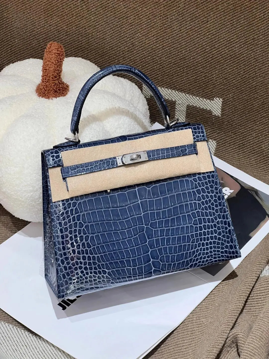 Handcrafted from Nile crocodile leather size25