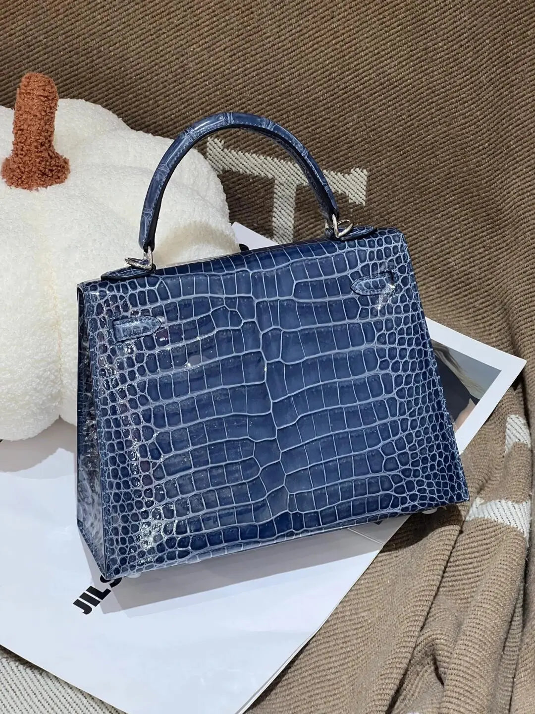 Handcrafted from Nile crocodile leather size25