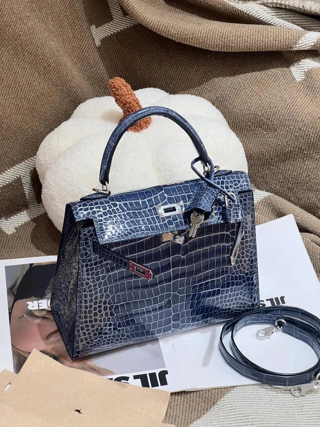 Handcrafted from Nile crocodile leather size25
