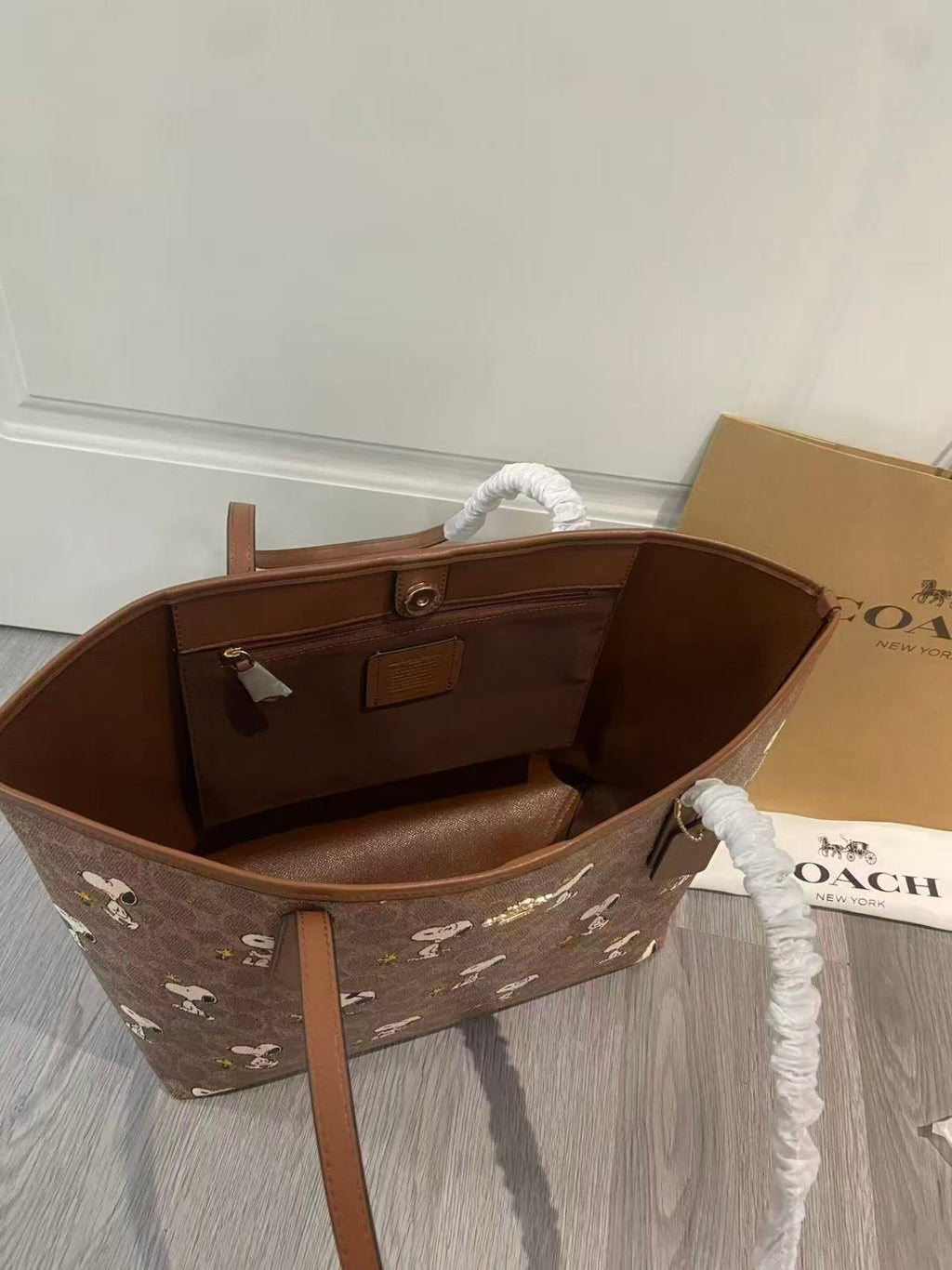 COACH x PEANUTS CBJ89 City Tote Bag Signature Coated Canvas Snoopy Outlet